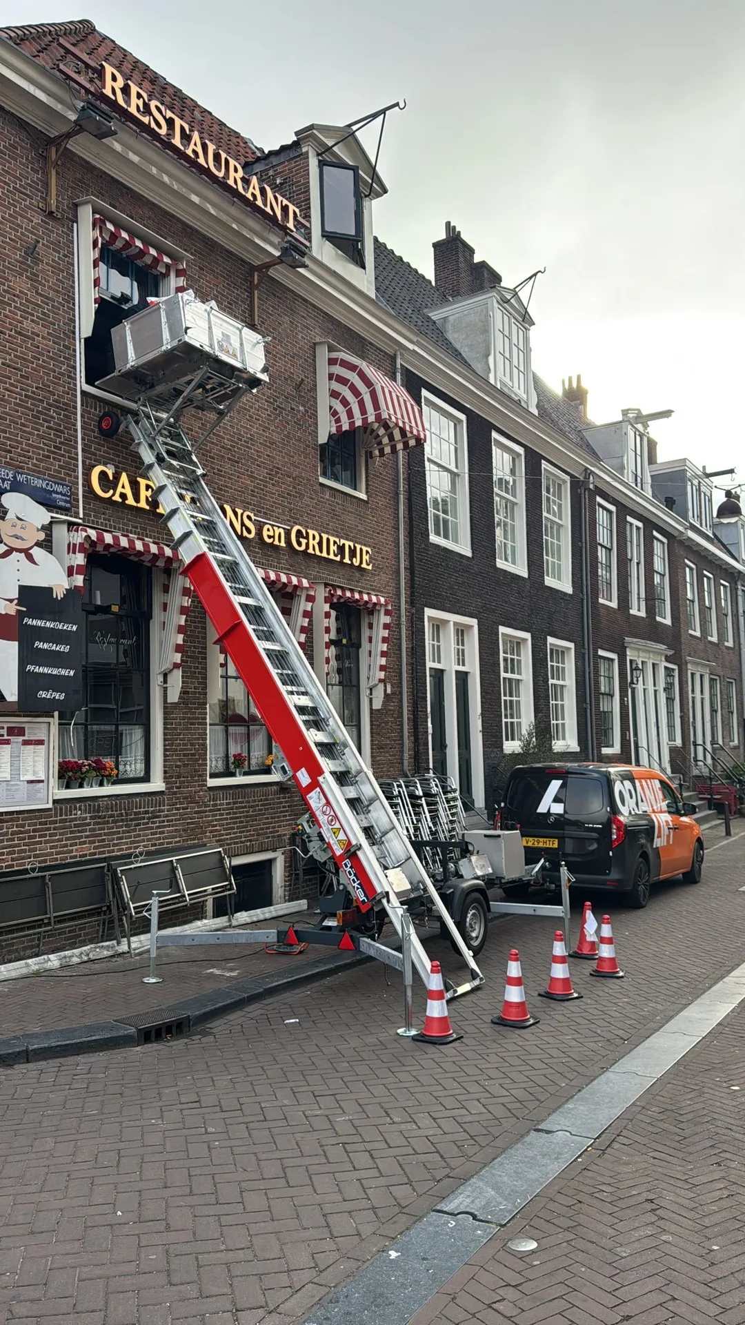 Aanhangerlift ingezet bij grachtenpand in het centrum voor verhuizing