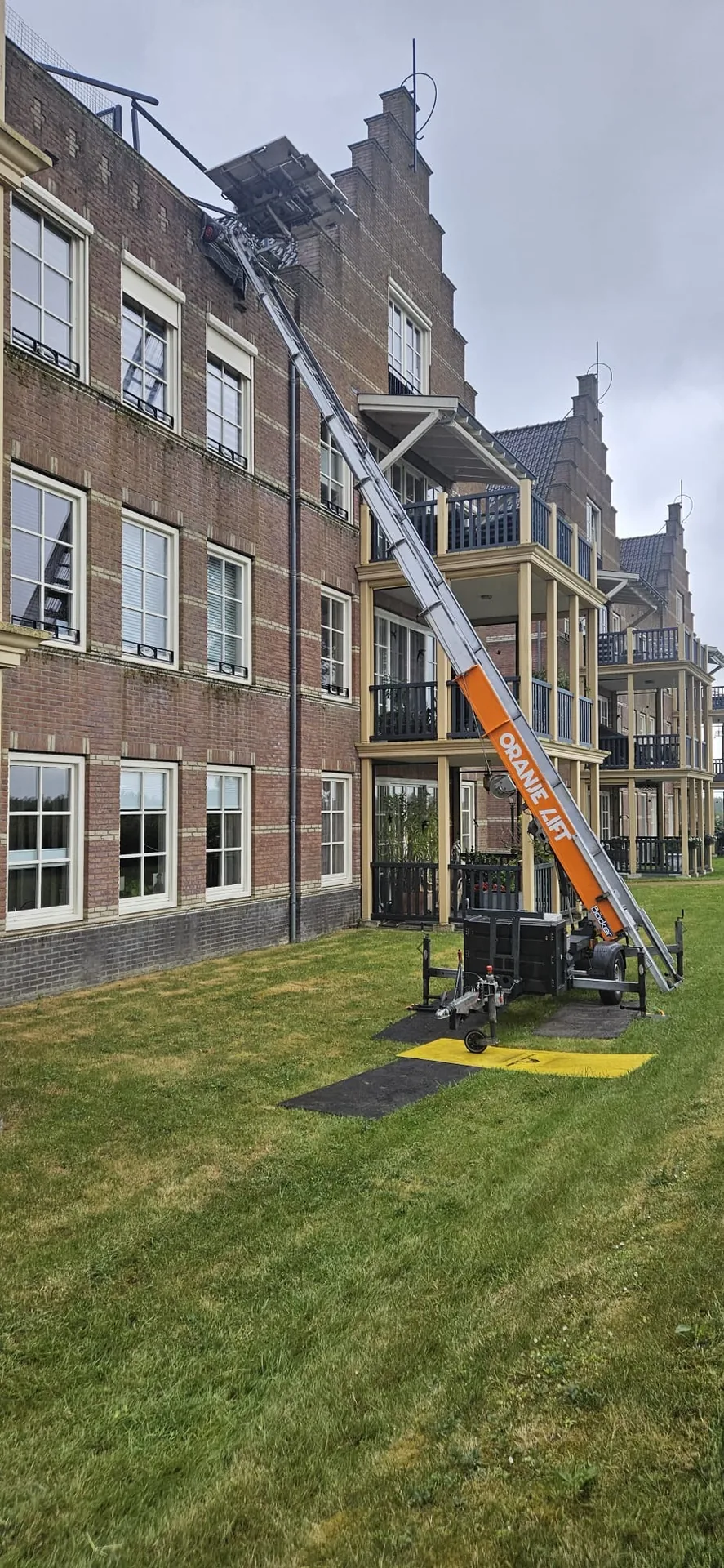 Aanhangerlift bij een gebouw in Breda
