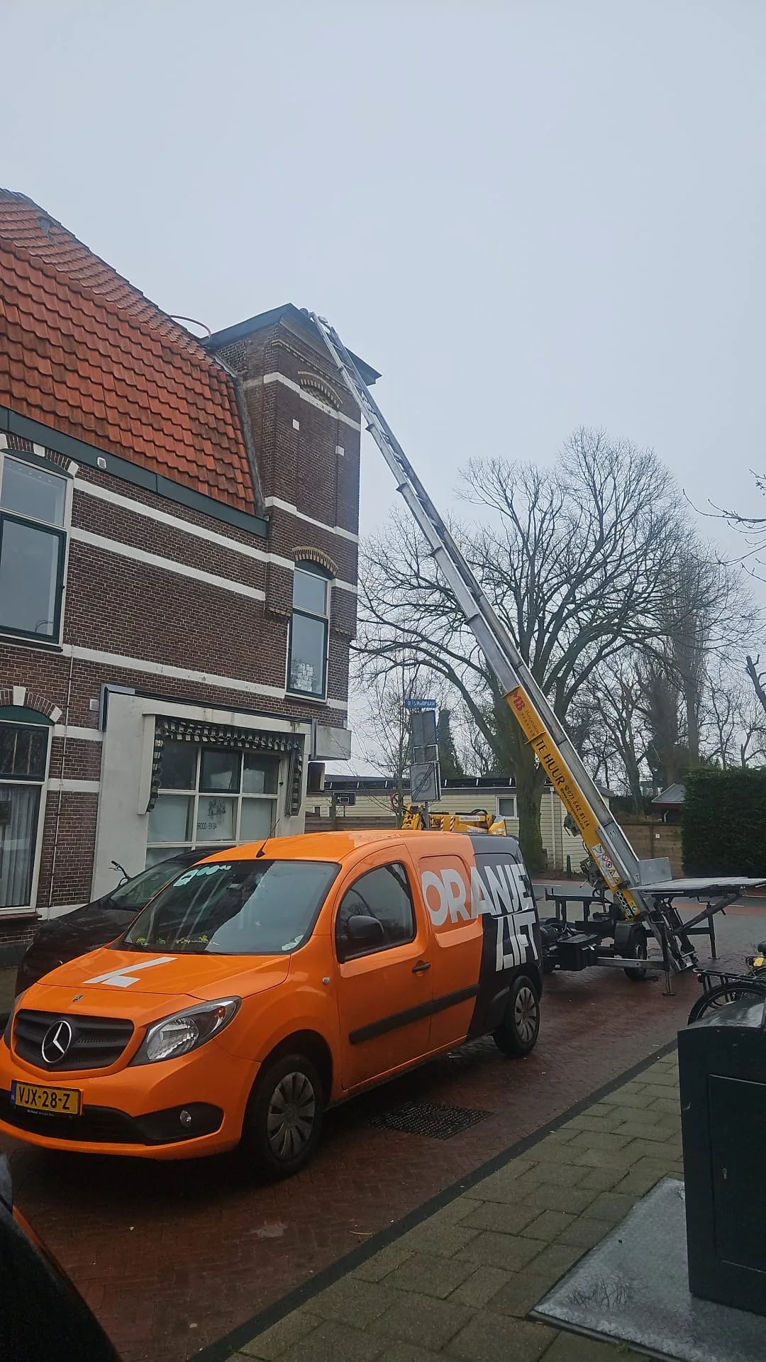 Aanhangerlift opgesteld bij woonhuis tijdens verhuizing