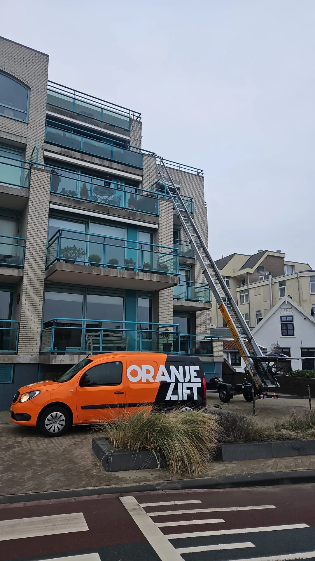 Aanhangerlift bij een modern strandappartement