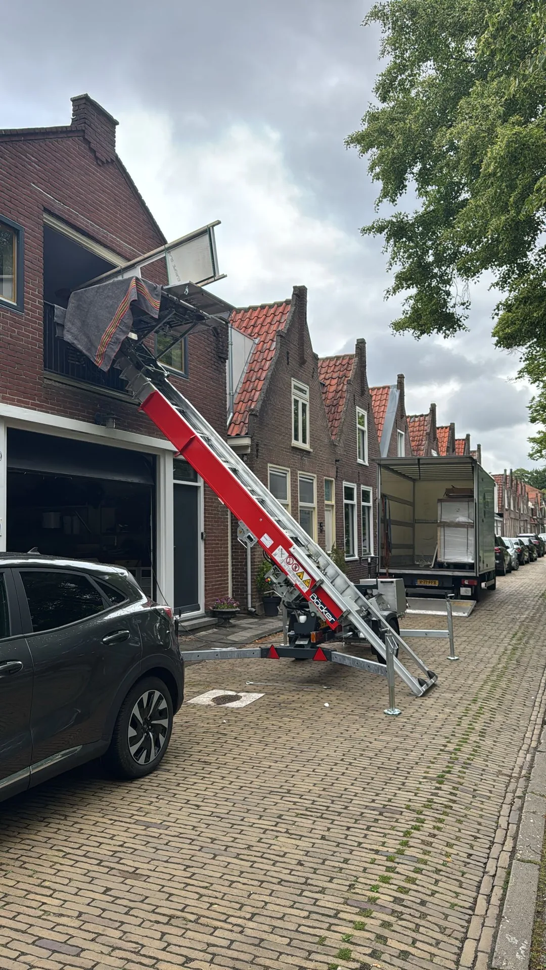 Aanhangerlift in een woonstraat terwijl meubels worden verhuisd
