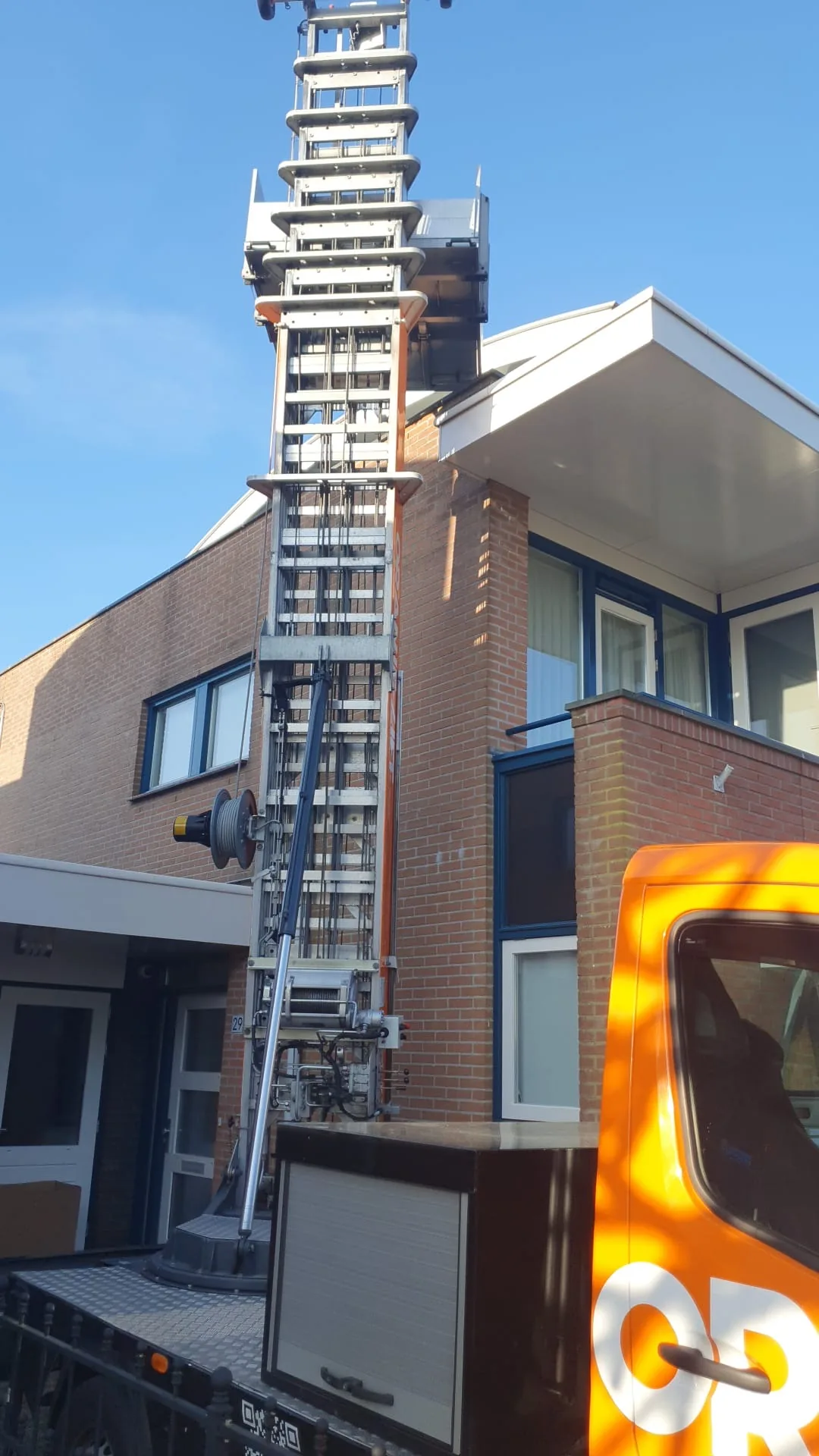 Detail van een uitgeschoven ladderlift in verticale positie
