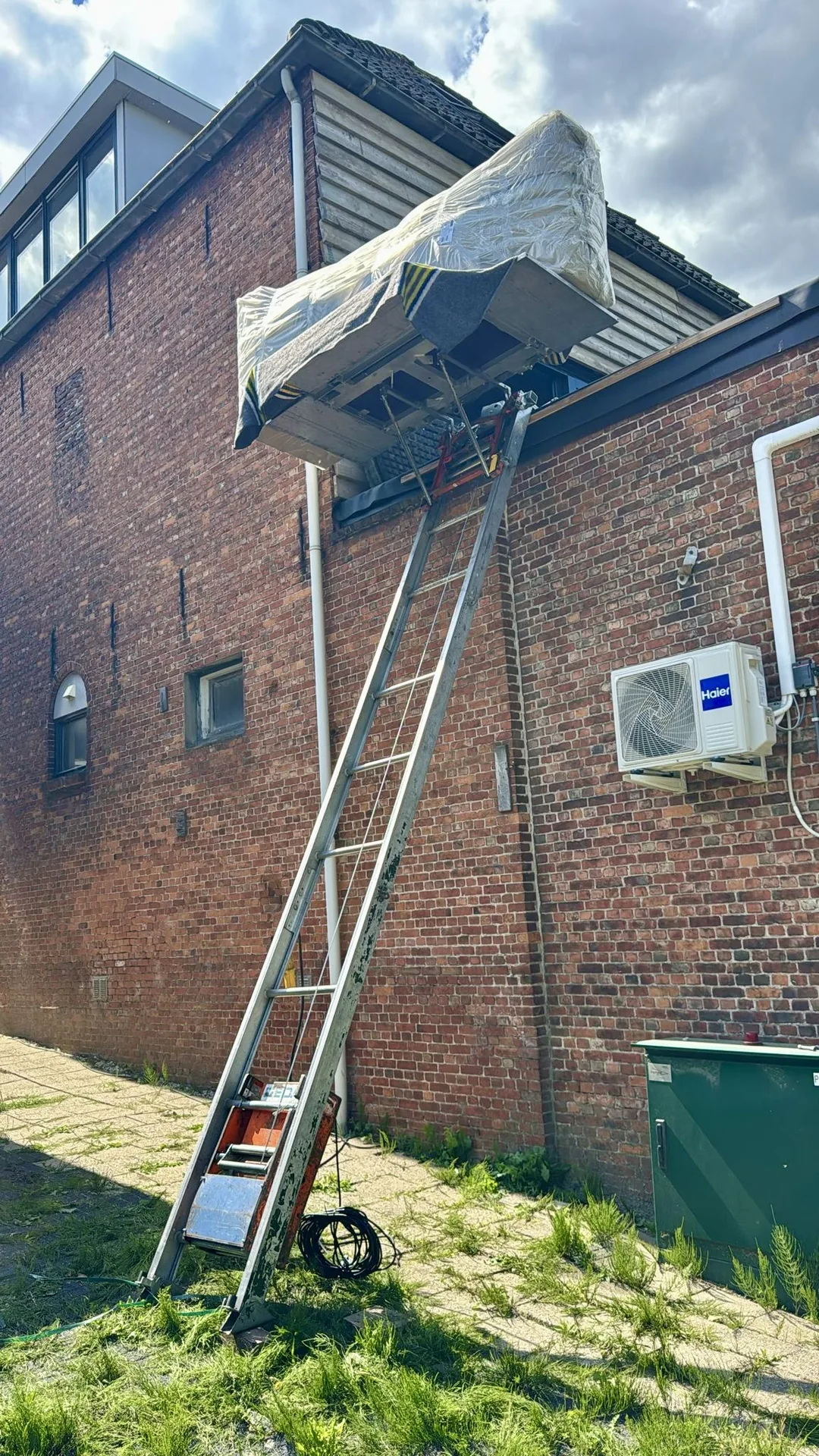 Opbouwlift in achtertuin hijst bouwmaterialen naar boven