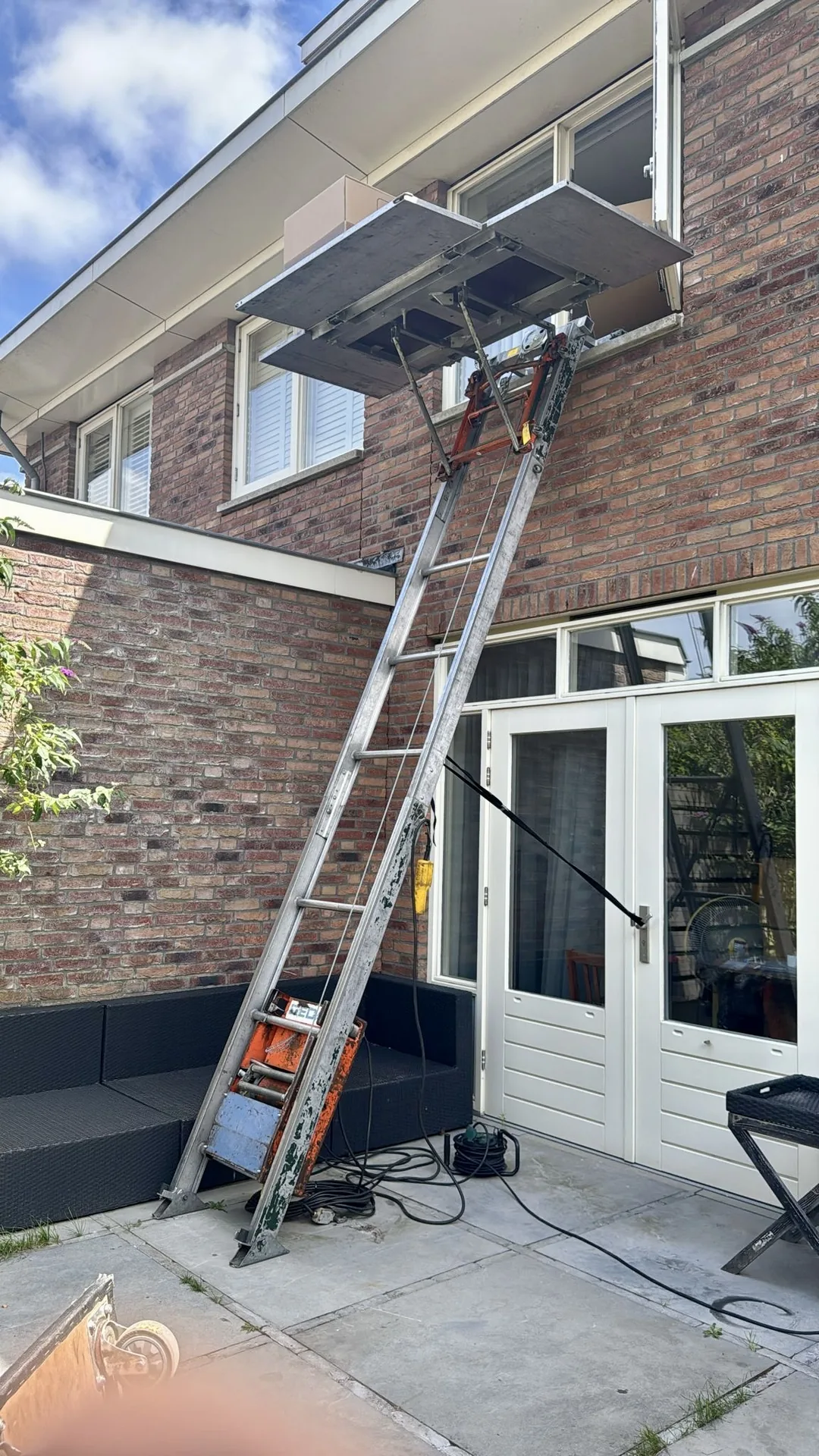 Opbouwlift in de achtertuin van een woning voor verhuizing