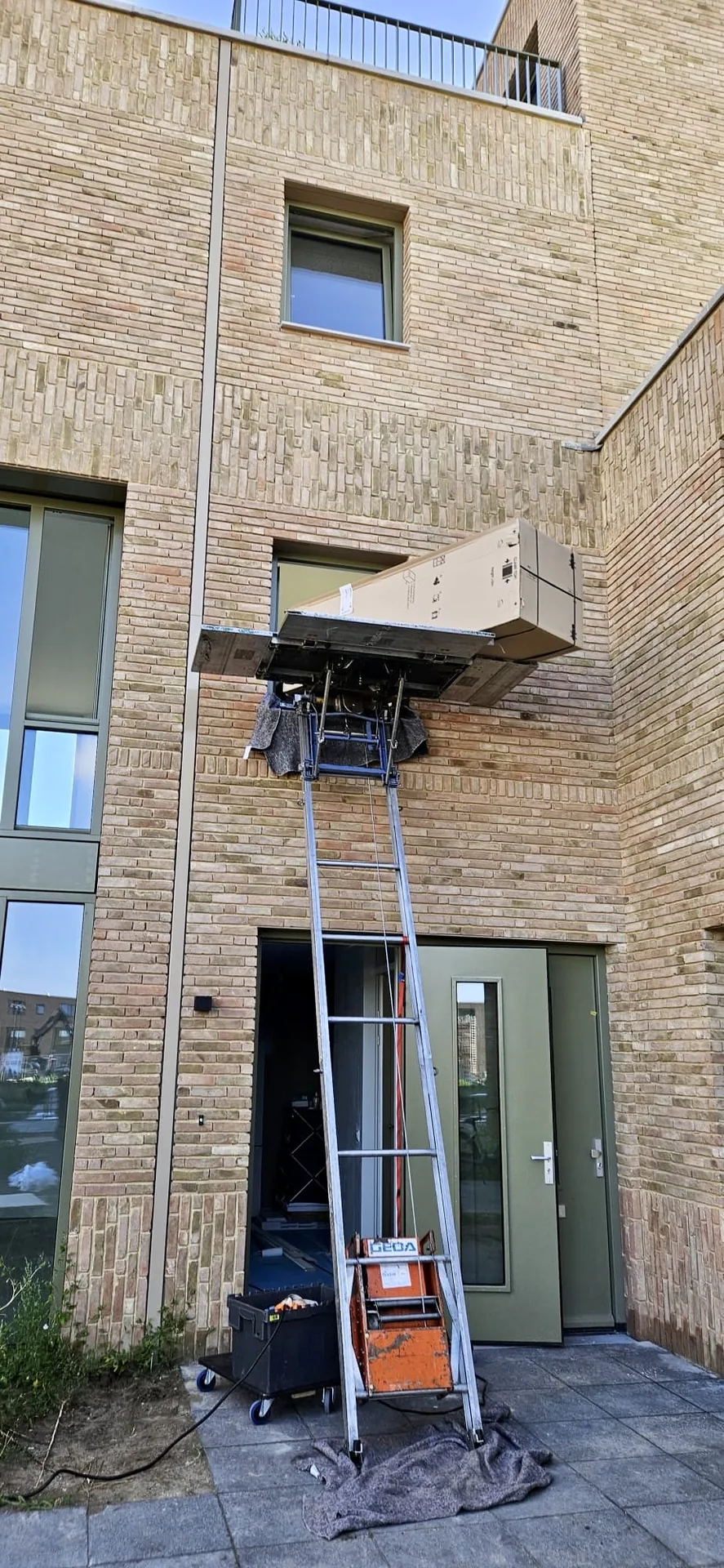 GEDA opbouwlift opgesteld in achtertuin bij nieuwbouwwoning