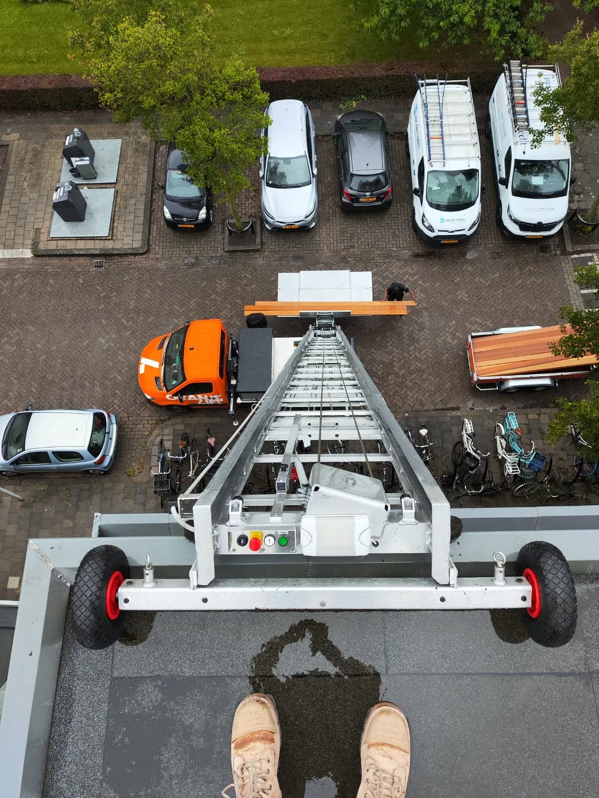 Bovenaanzicht van het meubellift-platform op een hoge verdieping