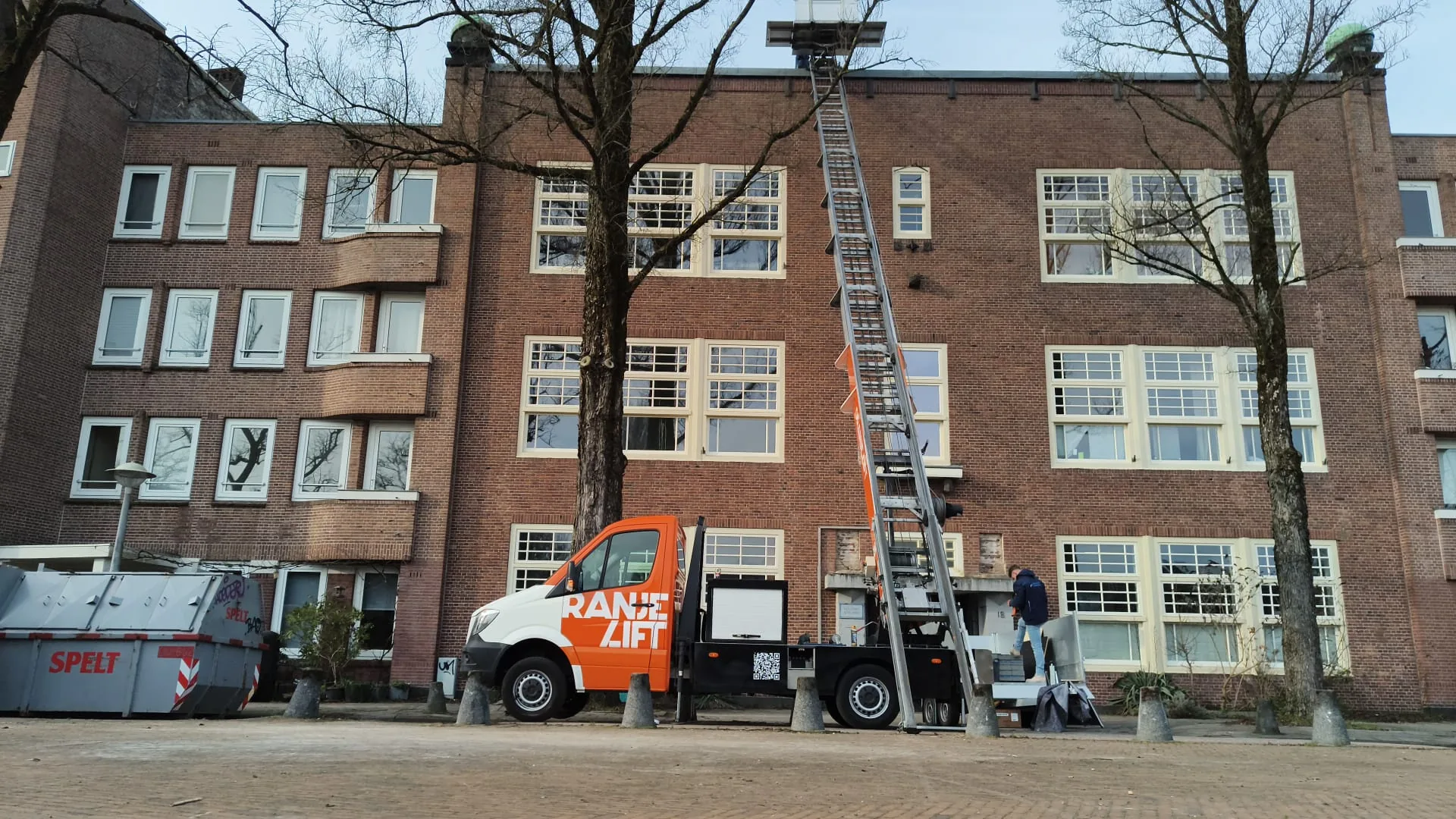 Verhuislift bij een flatgebouw op de derde verdieping