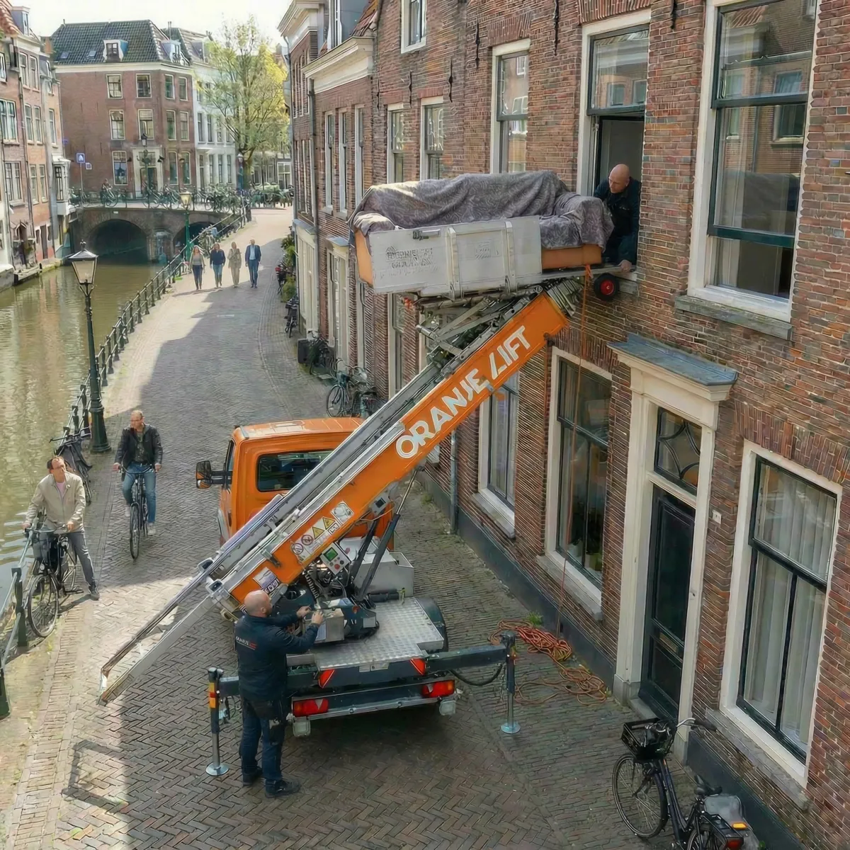 Verhuislift bij hoog gebouw in Amsterdam