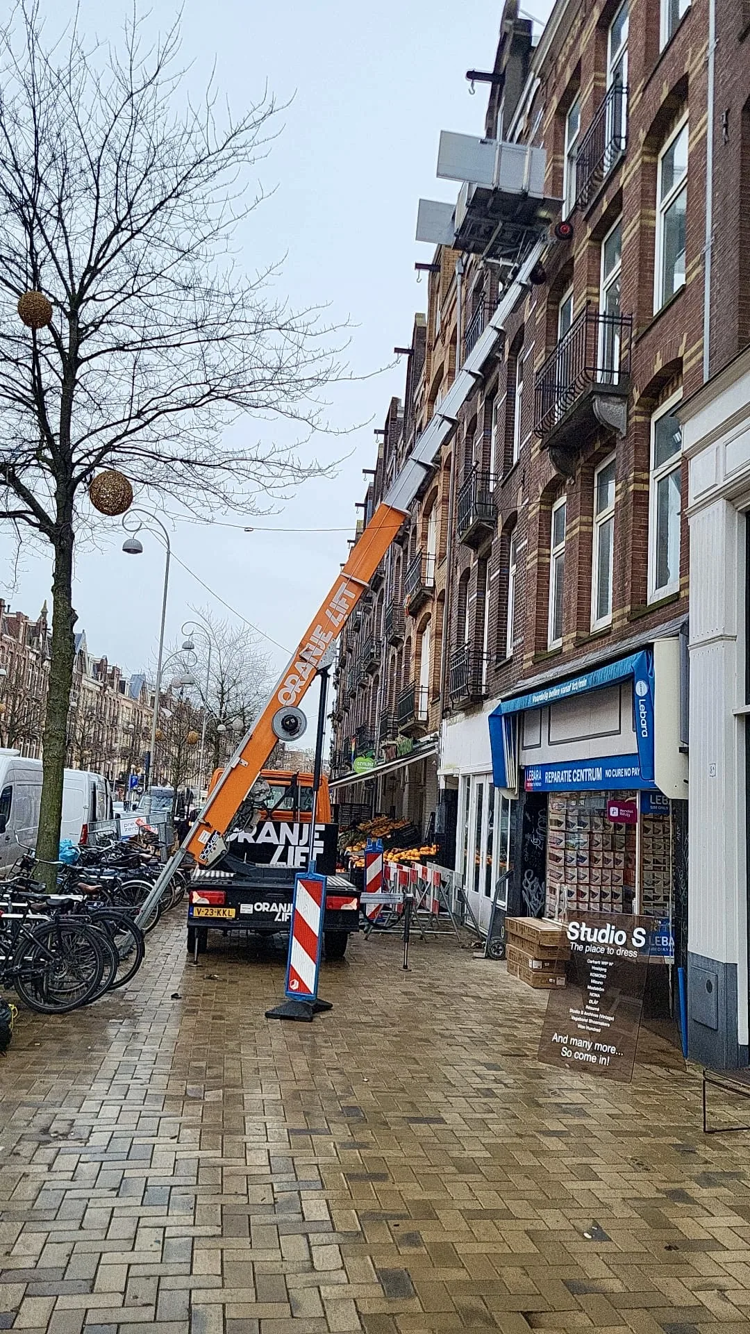 Verhuislift bij een hoog gebouw in Amsterdam