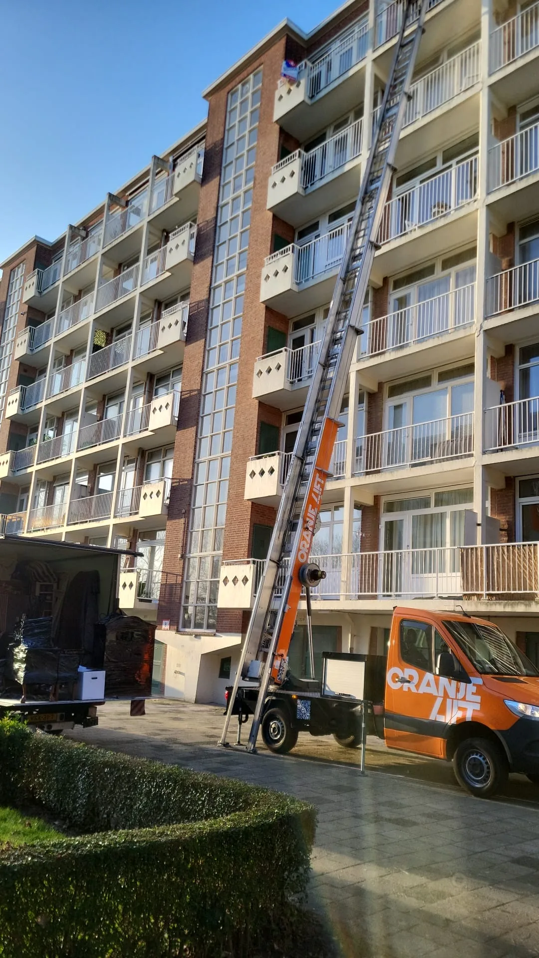 Ladderlift reikt tot de bovenste etages van een flatgebouw