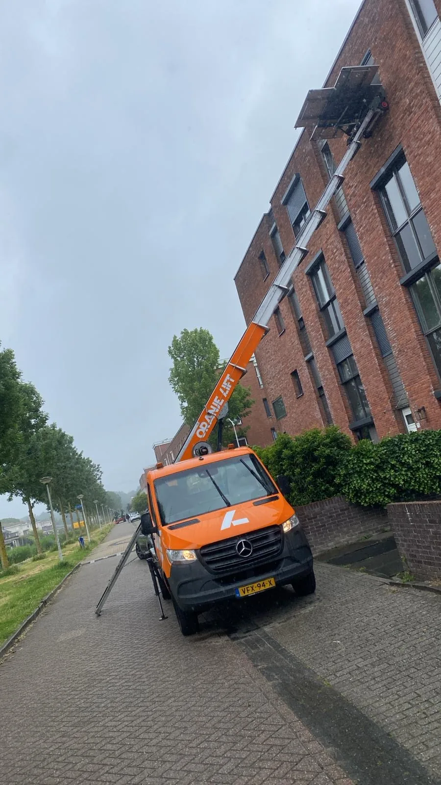 Verhuislift bij modern gebouw Rotterdam