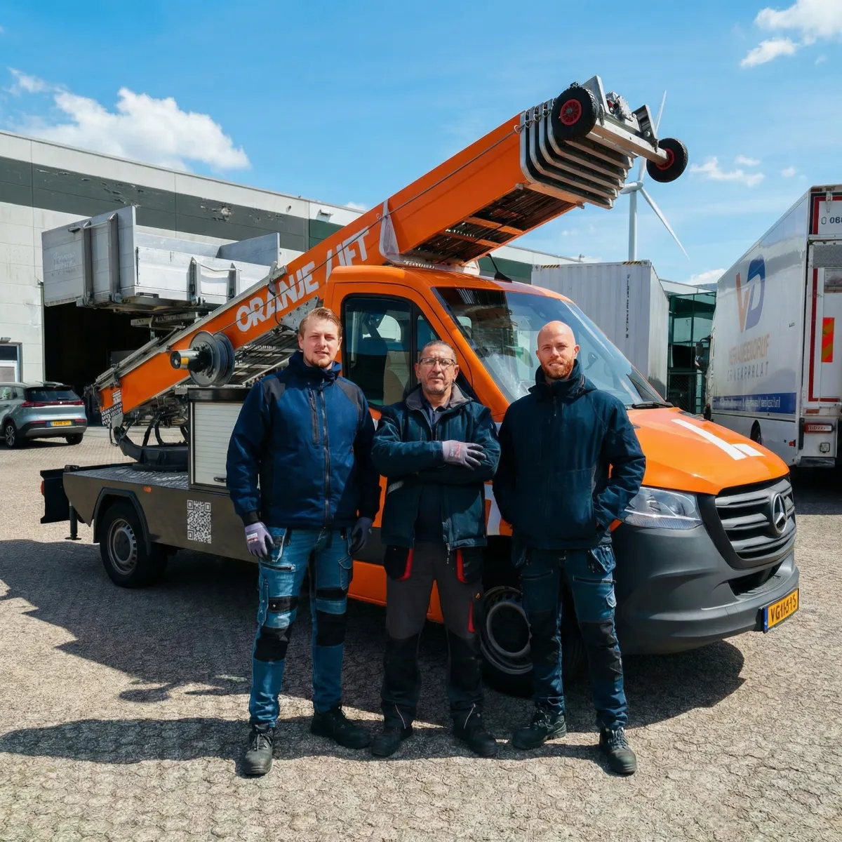 Vloot van drie OranjeLift ladderliften op een rij, klaar voor inzet door heel Nederland